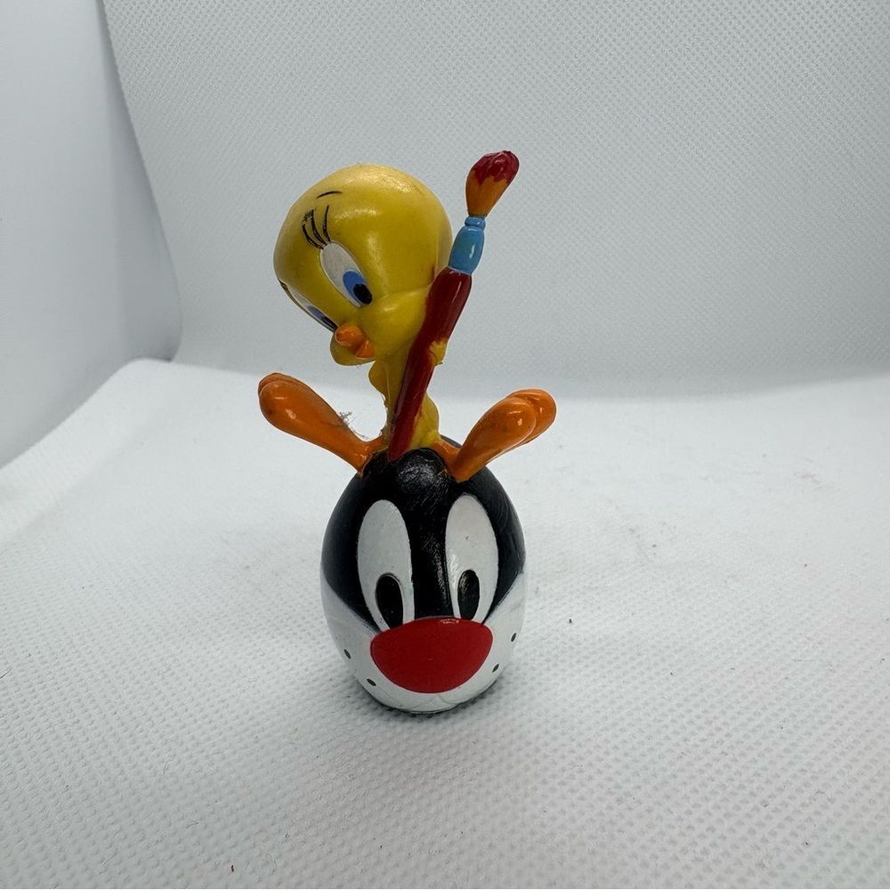 Vintage Y2K Warner Bros. Tweety Bird and Sylvester Easter Egg Figure
